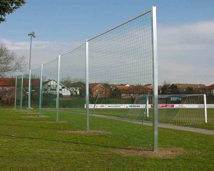 Ballfangzaun Komplettanlage Pfosten 80 x 80 mm mit 2 Quertraversen und Spannseil
