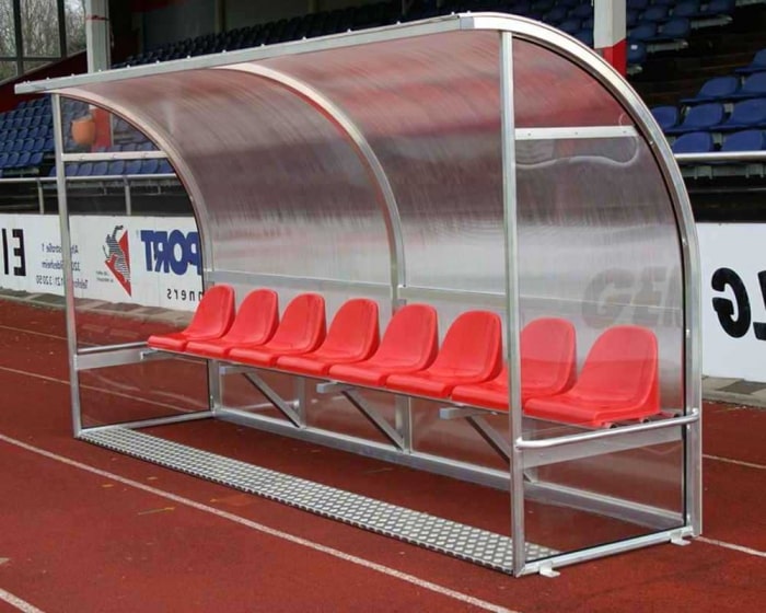 Spielerkabine Liga mit Sitzschalen