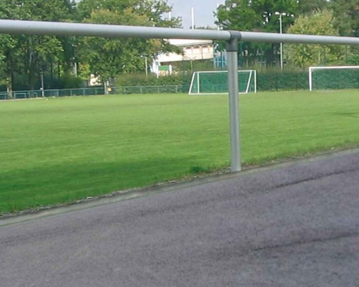 Sportplatz Barrieren System Pfostenabstand 3,00 m